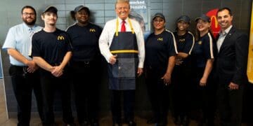 Trump en su visita al Mc Donalds de Pensilvania