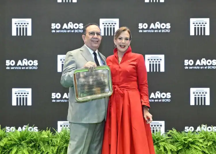 Gobernador Valdez Albizu cumple 50 años al servicio del Banco Central