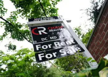 Imagen de archivo de un cartel ofrenciendo una casa en venta o alquiler al exterior de una casa en Washington, EEUU. 7 julio 2022. REUTERS/Sarah Silbiger © Thomson Reuters