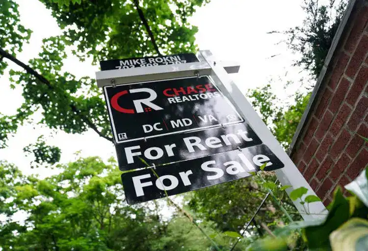 Imagen de archivo de un cartel ofrenciendo una casa en venta o alquiler al exterior de una casa en Washington, EEUU. 7 julio 2022. REUTERS/Sarah Silbiger © Thomson Reuters