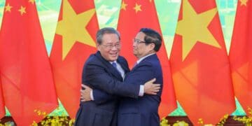 Los primeros ministros de Vietnam, Pham Minh Chinh (drcha.), y China, Li Qiang, se abrazan el 13 de octubre de 2024 en Hanói