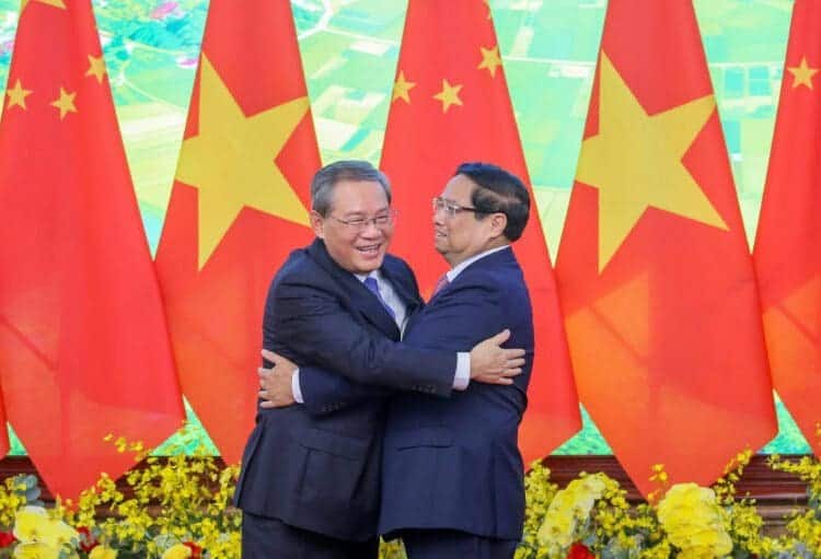 Los primeros ministros de Vietnam, Pham Minh Chinh (drcha.), y China, Li Qiang, se abrazan el 13 de octubre de 2024 en Hanói