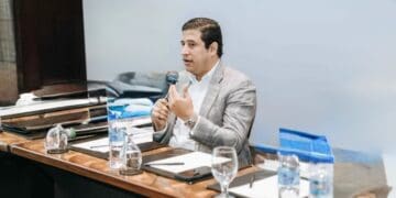 Economista Carlos Martínez (Foto editada con IA)