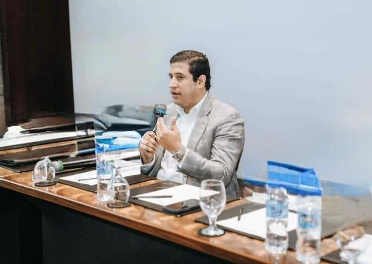 Economista Carlos Martínez (Foto editada con IA)