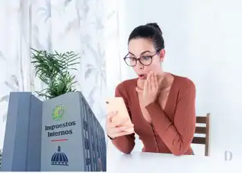Imagen ilustrativa de empresaria enterandose de las nuevas responsabilidades del contribuyente (Diario Financiero RD)