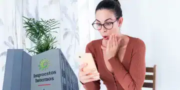 Imagen ilustrativa de empresaria enterandose de las nuevas responsabilidades del contribuyente (Diario Financiero RD)