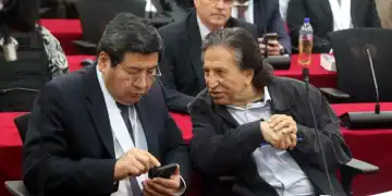 El expresidente Alejandro Toledo(d), asiste a la lectura de su sentencia este lunes, en Lima (Perú). La Fiscalía pide 20 años y 6 meses de cárcel para Toledo, por presuntamente haber pedido un soborno de 35 millones de dólares a la empresa brasileña Odebrecht. EFE/ Poder Judicial /SOLO USO EDITORIAL