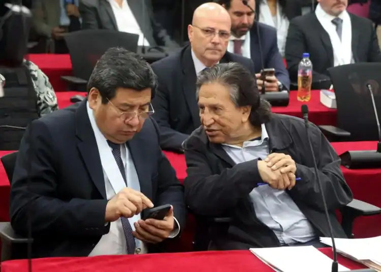 El expresidente Alejandro Toledo(d), asiste a la lectura de su sentencia este lunes, en Lima (Perú). La Fiscalía pide 20 años y 6 meses de cárcel para Toledo, por presuntamente haber pedido un soborno de 35 millones de dólares a la empresa brasileña Odebrecht. EFE/ Poder Judicial /SOLO USO EDITORIAL