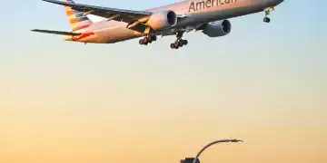Avión de American Airlines Sobrevolando (Fuente: Redes Sociales)