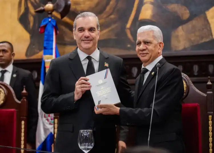 Este domingo, la República Dominicana dio un paso significativo en su sistema democrático con la proclamación de su nueva Constitución, un acto realizado por la Asamblea Nacional Revisora en presencia del presidente Luis Abinader.
