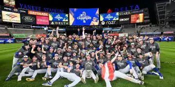 Los Dodgers de Los Ángeles posan para una foto tras vencer a los Yankees de Nueva York en el quinto juego y conquistar el campeonato de la Serie Mundial, el jueves 31 de octubre de 2024, en Nueva York. (AP Foto/Ashley Landis)