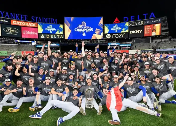 Los Dodgers de Los Ángeles posan para una foto tras vencer a los Yankees de Nueva York en el quinto juego y conquistar el campeonato de la Serie Mundial, el jueves 31 de octubre de 2024, en Nueva York. (AP Foto/Ashley Landis)