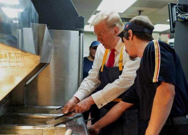 Donald Trump cocinando papas fritas junto a un empleado (Doug Mills/Pool via REUTERS)