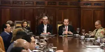 El presidente Luis Abinader, junto con la vicepresidenta Raquel Peña, encabezó el Cuadragésimo Cuarto Consejo de Ministros, en el cual se revisó el perfil económico actual de la República Dominicana.