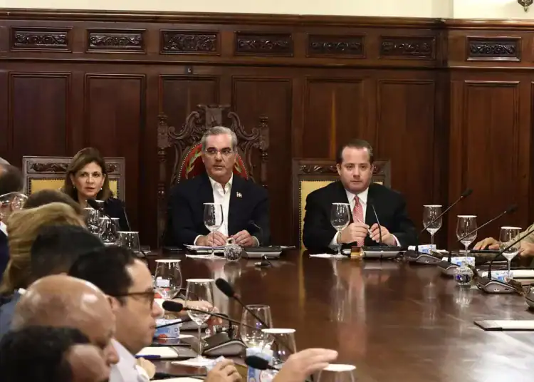 El presidente Luis Abinader, junto con la vicepresidenta Raquel Peña, encabezó el Cuadragésimo Cuarto Consejo de Ministros, en el cual se revisó el perfil económico actual de la República Dominicana.