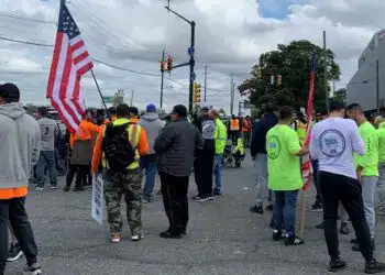 Estibadores protestan este martes en un muelle de Port Elizabeth, en la terminal Maher, parte del puerto de Nueva York y Nueva Jersey. Foto EFEEstibadores protestan este martes en un muelle de Port Elizabeth, en la terminal Maher, parte del puerto de Nueva York y Nueva Jersey. Foto EFE Imagen