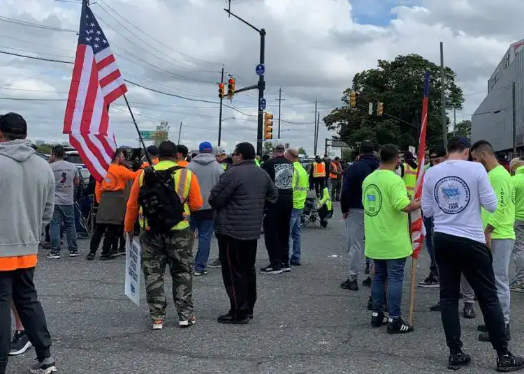 Estibadores protestan este martes en un muelle de Port Elizabeth, en la terminal Maher, parte del puerto de Nueva York y Nueva Jersey. Foto EFEEstibadores protestan este martes en un muelle de Port Elizabeth, en la terminal Maher, parte del puerto de Nueva York y Nueva Jersey. Foto EFE Imagen