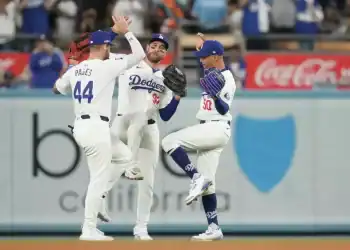 Los jardineros de los Dodgers de Los Ángeles, Andy Pages, Kevin Kiermaier y Mookie Betts, celebran su victoria contra los Mets de Nueva York en el Juego 1 de una Serie de Campeonato de la Liga Nacional de béisbol, el domingo 13 de octubre de 2024, en Los Ángeles. (AP Foto/Ashley Landis)