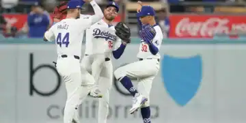 Los jardineros de los Dodgers de Los Ángeles, Andy Pages, Kevin Kiermaier y Mookie Betts, celebran su victoria contra los Mets de Nueva York en el Juego 1 de una Serie de Campeonato de la Liga Nacional de béisbol, el domingo 13 de octubre de 2024, en Los Ángeles. (AP Foto/Ashley Landis)