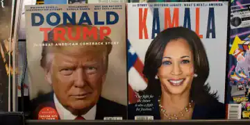 Tigard, OR, USA - 5 de septiembre de 2024: Las revistas publicadas por A360 Media con los nominados presidenciales Donald J. Trump y Kamala