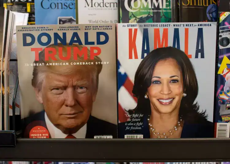 Tigard, OR, USA - 5 de septiembre de 2024: Las revistas publicadas por A360 Media con los nominados presidenciales Donald J. Trump y Kamala