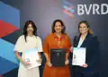 En la foto se encuentran las encargadas de firmar el convenio entre la BVRD y Guardianes de la Academia