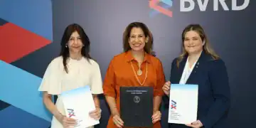 En la foto se encuentran las encargadas de firmar el convenio entre la BVRD y Guardianes de la Academia