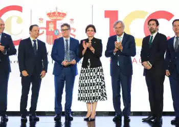La Vicepresidenta Raquel Peña junto a miembros de la Cámara Española de Comercio