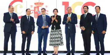 La Vicepresidenta Raquel Peña junto a miembros de la Cámara Española de Comercio