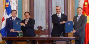 El presidente Luis Abinader y el primer ministro de Vietnam, Pham Minh Chinh, firmando memorandos de entendimiento en el Palacio Nacional.