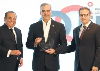 Foto del Presidente Abinader recibiendo reconocimiento por CADACON