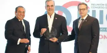 Foto del Presidente Abinader recibiendo reconocimiento por CADACON