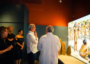 El Presidente Luis Abinader durante el recorrido realizado por el Centro Cultural Taíno Casa del Cordón.