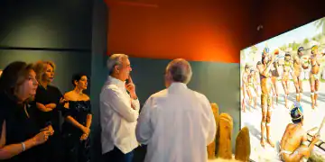 El Presidente Luis Abinader durante el recorrido realizado por el Centro Cultural Taíno Casa del Cordón.