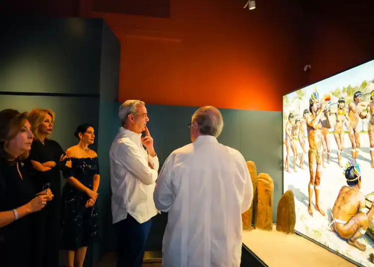 El Presidente Luis Abinader durante el recorrido realizado por el Centro Cultural Taíno Casa del Cordón.