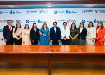 Foto con las personas que firmaron el acuerdo entre al Banco Popular y la PUCMM