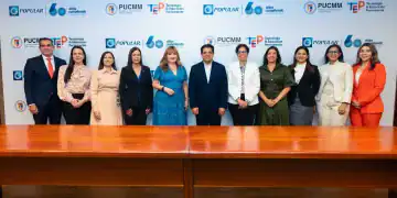 Foto con las personas que firmaron el acuerdo entre al Banco Popular y la PUCMM
