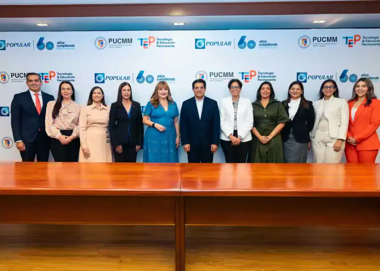 Foto con las personas que firmaron el acuerdo entre al Banco Popular y la PUCMM