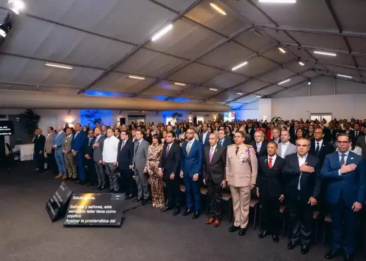 Imagen de los presentes en la actividad contra el comercio ilícito en dominicana