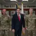 Senador Marco Rubio junto a dos militares de Estados Unidos