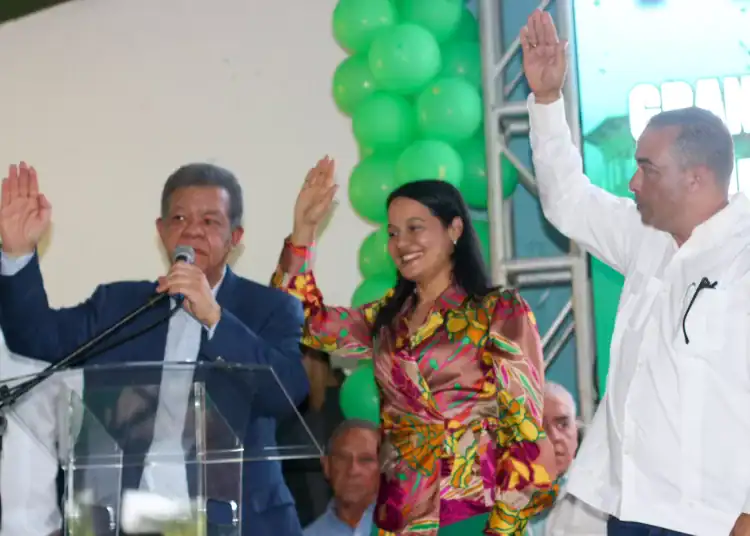 Foto de juramentación de Yajaria Santana en la Fuerza del Pueblo
