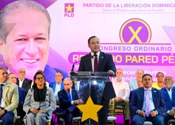 Foto de Johnny Pujols dando el discurso de cierre delX congreso Reinaldo Pared Pérez