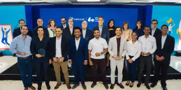 Ganadores de la séptima edición de Impúlsate Popular junto ejecutivos de la entidad bancaria.