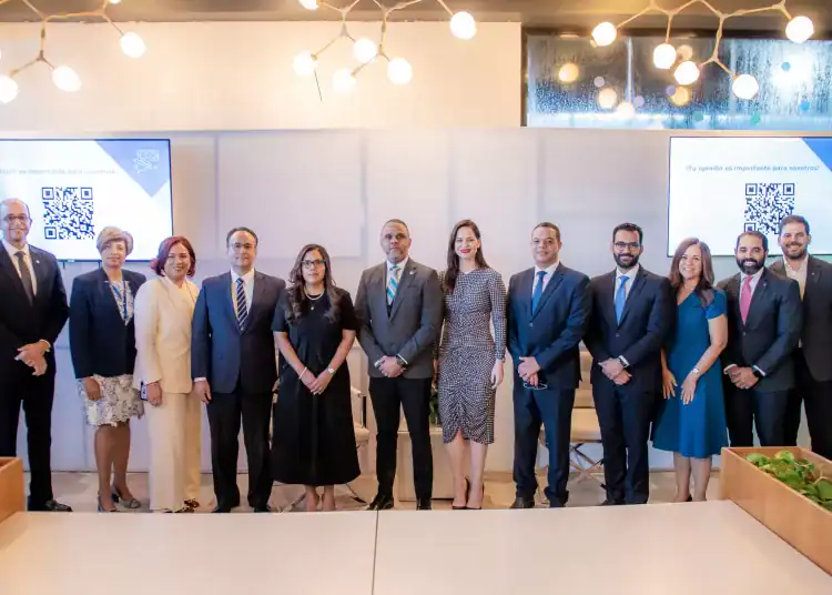 Foto de los expositores de la capacitación de lavado de activos de Banco Santa Cruz