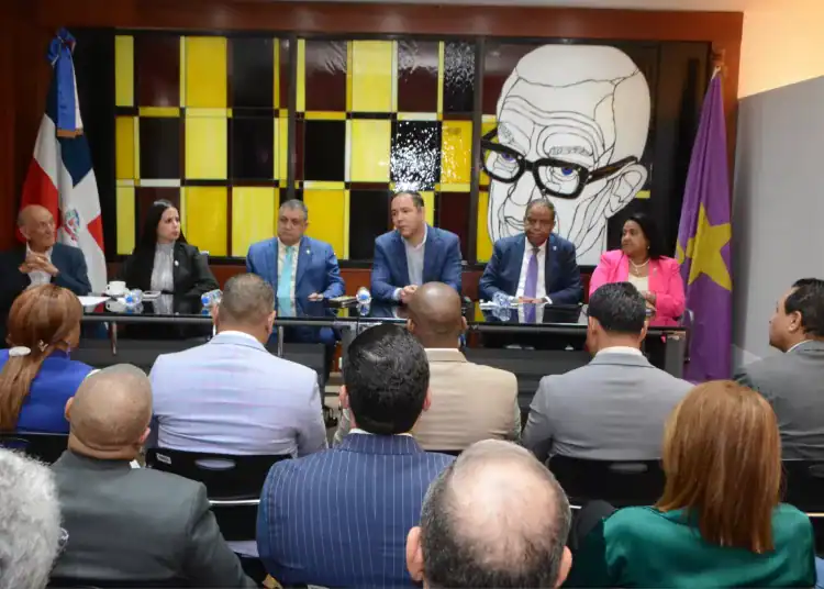 Secretario General del PLD con Diputados de esa organización