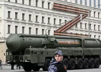 Un tanque transportando un misil de largo alcance