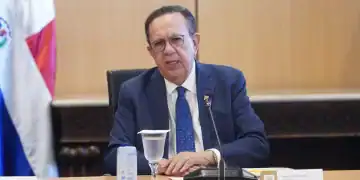 Valdez Albizu durante la reunión sobre el sistema de pagos al instante