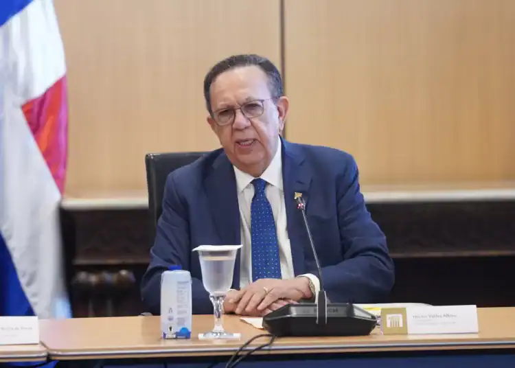 Valdez Albizu durante la reunión sobre el sistema de pagos al instante