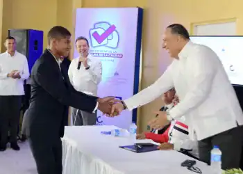 Víctor Bisonó, ministro de Industria y Comercio, Ángel David Taveras Difo, director ejecutivo del ODAC junto a estudiante del liceo María Teresa.