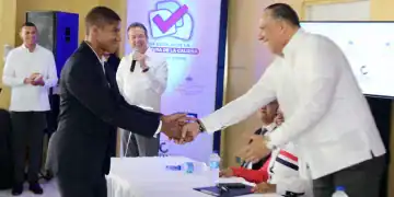 Víctor Bisonó, ministro de Industria y Comercio, Ángel David Taveras Difo, director ejecutivo del ODAC junto a estudiante del liceo María Teresa.